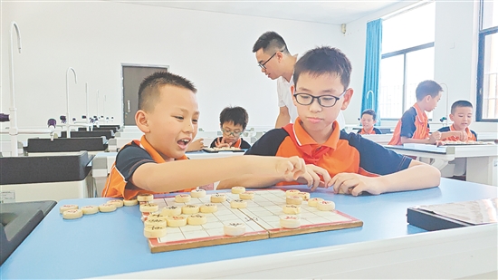 在社團(tuán)活動中，教師給予學(xué)生更多練習(xí)時間，鼓勵學(xué)生在對局中嘗試舉一反三。