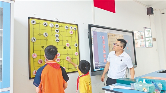 在教師的指導(dǎo)下，學(xué)生將所學(xué)知識運用于棋局中。