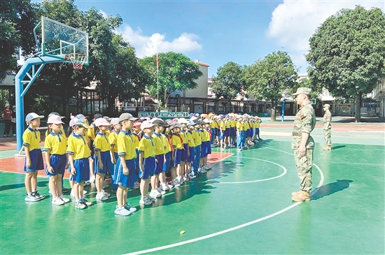 各班學生齊心協(xié)力、步伐堅定、口號響亮，以滿腔熱情展示訓練成果。