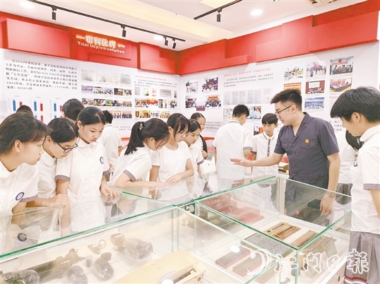 學(xué)生們參觀恩平市人民法院院史室。