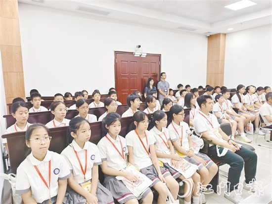 學(xué)生們認(rèn)真旁聽(tīng)庭審。