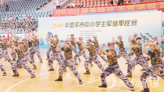 各參賽隊(duì)伍身著統(tǒng)一服裝，列隊(duì)整齊，口號(hào)響亮，一招一式剛勁有力。