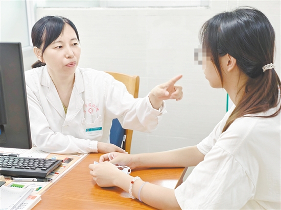 學(xué)生群體在暑假走進(jìn)“變美”診室。醫(yī)生提醒，做有必要的美容手術(shù)，沒有必要的美容手術(shù)一定不要做。