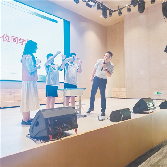 醫(yī)護(hù)人員與學(xué)生在臺(tái)上互動(dòng)。