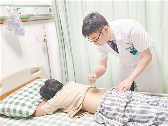 醫(yī)生對(duì)患者進(jìn)行檢查。