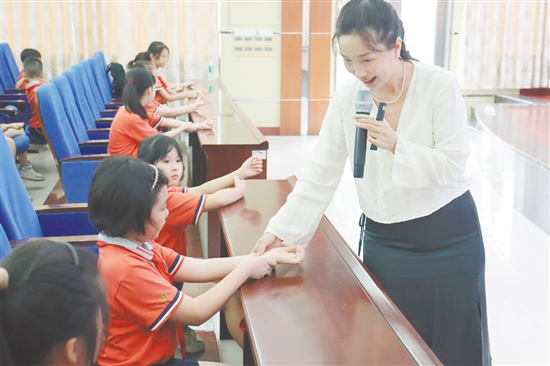 老師向?qū)W生講述中醫(yī)藥知識(shí)。