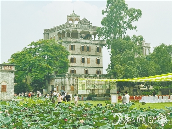 ▲當(dāng)天，不少市民、游客到自力村景區(qū)游玩，在賞碉樓的同時參與嘉年華的各項活動。