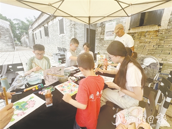 市民、游客參加世遺保護(hù)研學(xué)工作坊，感受非遺魅力。