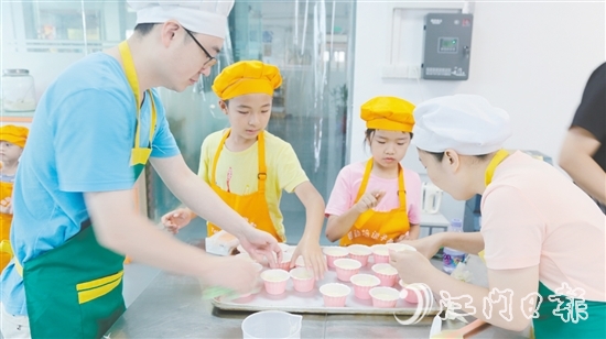 在專業(yè)培訓(xùn)導(dǎo)師的指導(dǎo)下，家長(zhǎng)和孩子一同學(xué)習(xí)紙杯蛋糕的制作工藝。