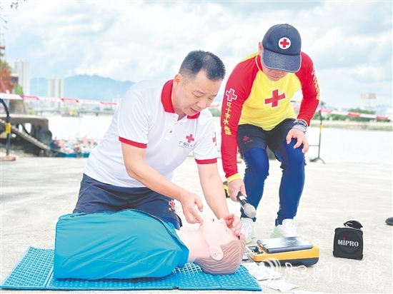 紅十字會培訓(xùn)導(dǎo)師現(xiàn)場示范急救方法。