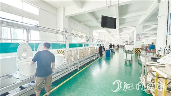 金牌潔具已在廣東開平、佛山設(shè)立多個生產(chǎn)基地，年產(chǎn)能超過300萬件，生產(chǎn)面積逾30萬平方米，員工總數(shù)超過2000人。