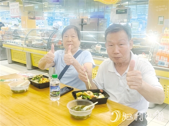 啟用當(dāng)天，大潤(rùn)發(fā)超市“小開(kāi)社區(qū)飯?zhí)谩蔽瞬簧匍L(zhǎng)者前來(lái)參加試吃活動(dòng)。