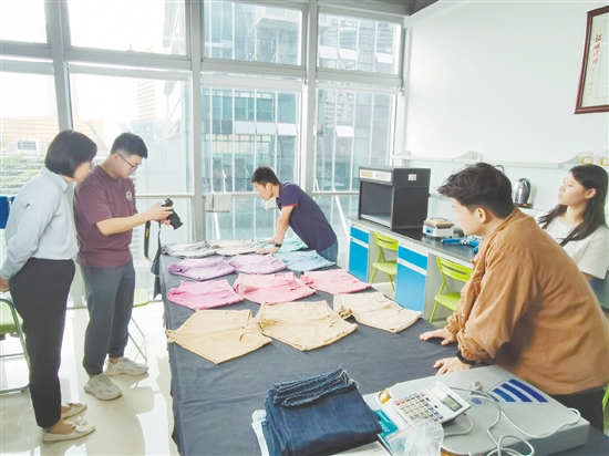 師生走進(jìn)企業(yè)觀摩學(xué)習(xí)。