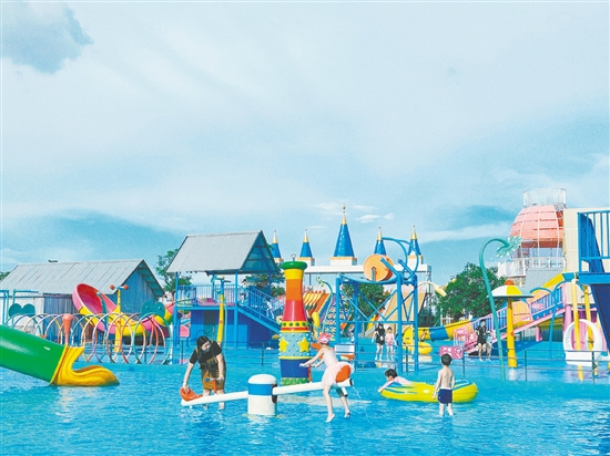 水上樂(lè)園受親子家庭歡迎。