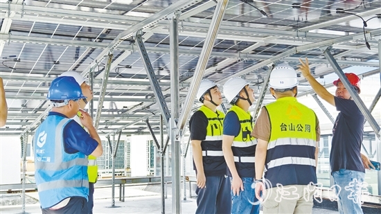 工作人員加快推進(jìn)光伏項(xiàng)目建設(shè)。