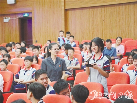 庭審結束后，承辦法官圍繞被告人犯罪行為，以案釋法，與學生互動。