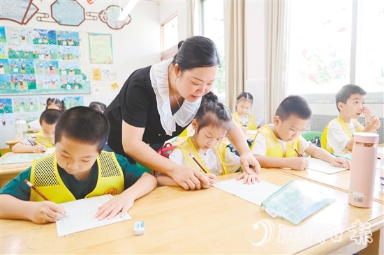 硬筆書法課上，孩子們在教師的指導(dǎo)下，一筆一畫認(rèn)真書寫。