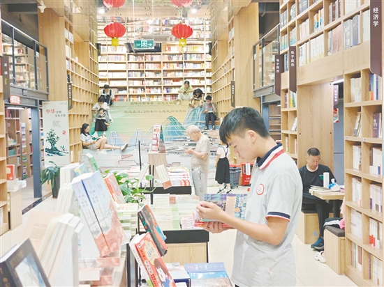 江門新華書店對各類熱銷圖書、文體用品開展了買贈、多重折扣等優(yōu)惠活動，吸引了眾多讀者。