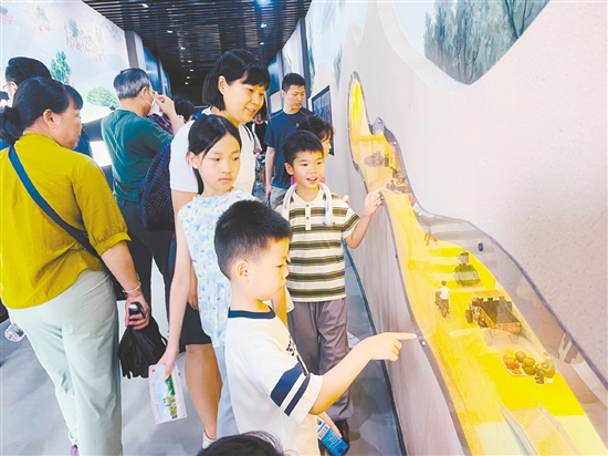 親子家庭在小鳥天堂生態(tài)體驗館學(xué)習(xí)參觀。