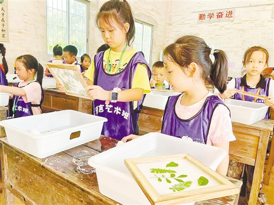 荷溪星舍民宿將歷史文化和鄉(xiāng)村自然生態(tài)有機(jī)結(jié)合，定期開展手工實踐活動。