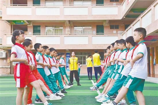 同學(xué)們?cè)谡J(rèn)真訓(xùn)練。