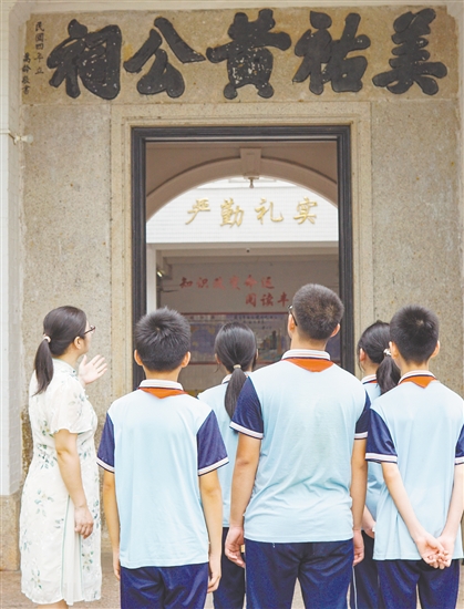 學(xué)校組織開(kāi)展德育活動(dòng)，通過(guò)講述校史中的革命故事，讓學(xué)生了解那段崢嶸的歷史。