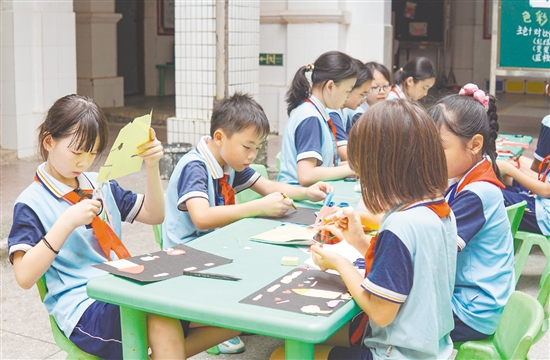 “非遺美術(shù)剪紙”課將僑鄉(xiāng)風(fēng)情融入傳統(tǒng)剪紙藝術(shù)。