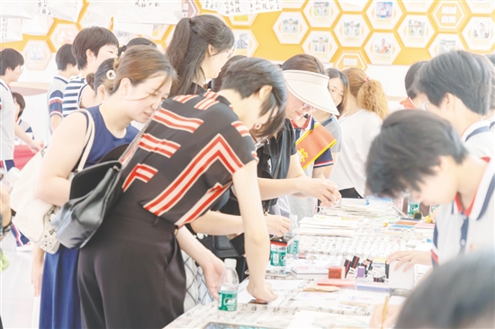 活動(dòng)現(xiàn)場(chǎng)還設(shè)有“慧樂(lè)僑創(chuàng)·智藝未來(lái)”教育主題活動(dòng)展示。