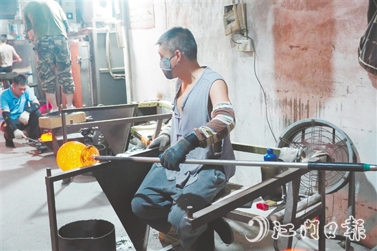 旺得玻璃多年來始終堅守在玻璃吹制技藝傳承與創(chuàng)新的道路上。