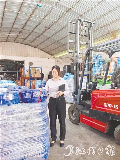 賴雯雯走訪企業(yè)，挖掘客戶需求。