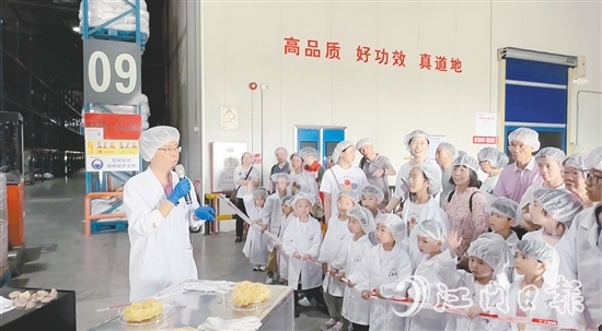 家長(zhǎng)和孩子了解產(chǎn)品生產(chǎn)細(xì)節(jié)。