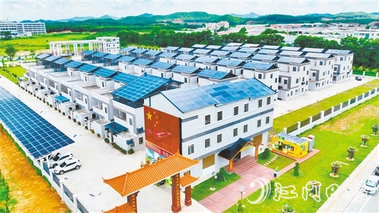 走進(jìn)址山鎮(zhèn)蓮珠新村，傳統(tǒng)的農(nóng)村建筑經(jīng)過“光伏+”改造后，充滿科技感。
