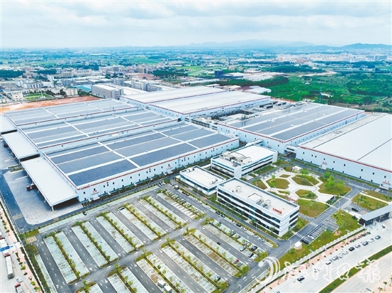 隆基綠能大面積廠房屋頂安裝高轉(zhuǎn)化率光伏組件，通過自發(fā)自用，大幅降低企業(yè)能耗。