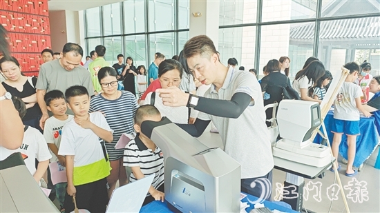 在劇場外，鶴山愛爾新希望眼科醫(yī)院布置了多個服務攤位，為孩子們提供眼健康檢查。