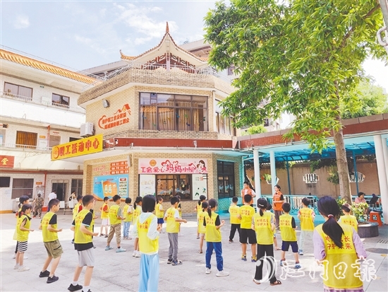 在沙坪街道桂林社區(qū)，學(xué)員們?cè)诮叹毜膸ьI(lǐng)下學(xué)習(xí)“詠春拳”。