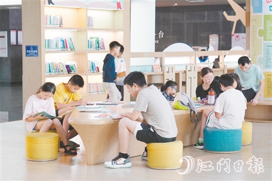 炎炎夏日，鶴山市圖書館成為市民避暑充電的熱門去處。