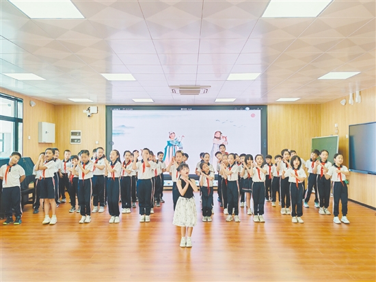 鶴山一中附屬小學開展古詩新唱活動，各班結(jié)合音樂、舞蹈等形式，呈現(xiàn)意境唯美、精彩活潑的吟誦舞臺。