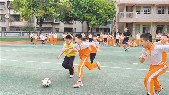 球員們在場上展開角逐。