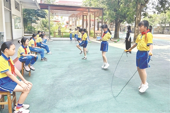 學(xué)生們有的輕盈彈跳、有的快速擺臂、有的穩(wěn)健加速，跳繩在空中劃出一道道弧線。