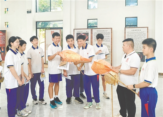 學生動手制作魚燈，感受傳統(tǒng)文化魅力。