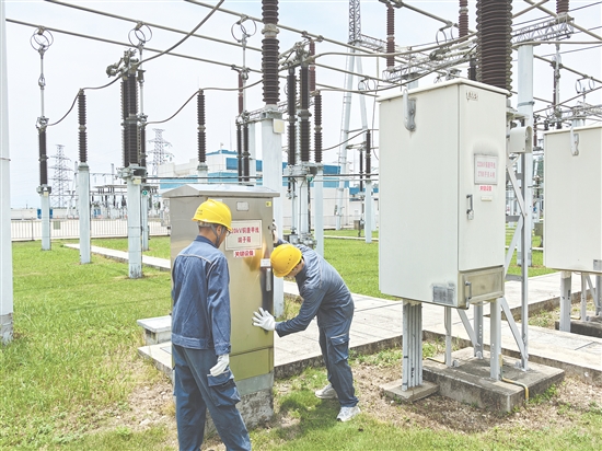 江門供電局變電管理二所正扎實開展臺風(fēng)前特巡特維工作，對站內(nèi)設(shè)備開展精細(xì)檢查及隱患治理工作。