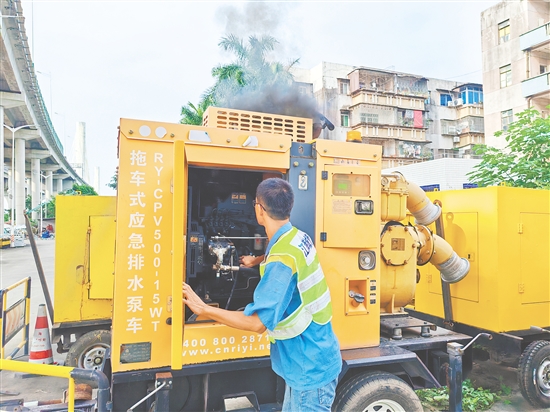 江門城管針對性前置8臺抽水泵車至防汛一線，確保積水出現(xiàn)時能快速響應(yīng)。蔡昭璐