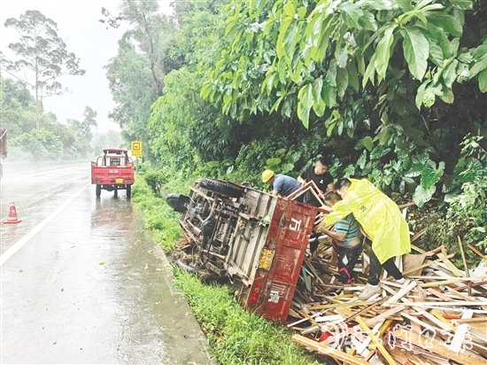 江門市恩平公路事務(wù)中心公路巡查工作人員幫助受臺(tái)風(fēng)影響導(dǎo)致三輪車側(cè)翻的群眾。