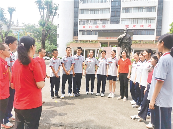 中考放榜后，景賢學(xué)校部分師生相聚校園，分享喜悅。
