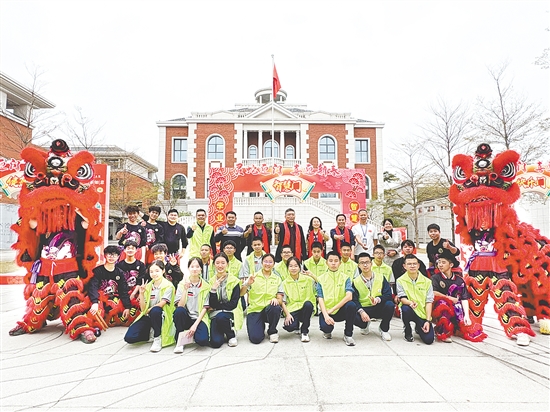 景賢學(xué)校十分重視德育。圖為開(kāi)學(xué)儀式上的師生志愿者合影。