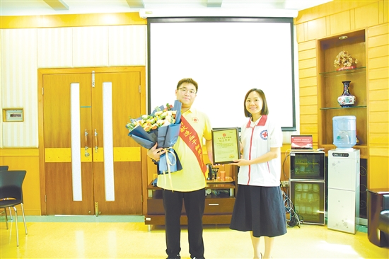 江門市紅十字會為陳杰峰頒發(fā)榮譽證書。