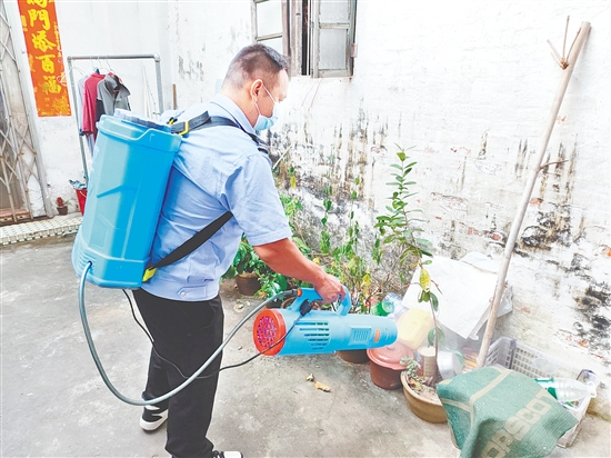 工作人員正在消殺滅蚊。