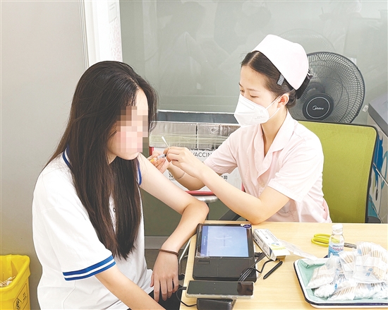 市民接種疫苗。