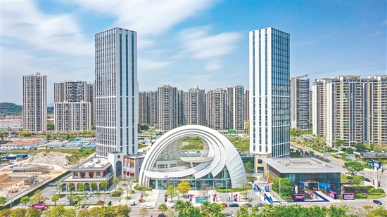 “灣區(qū)之眼”商業(yè)區(qū)的開(kāi)業(yè)填補(bǔ)了濱江新區(qū)商業(yè)板塊的空缺。