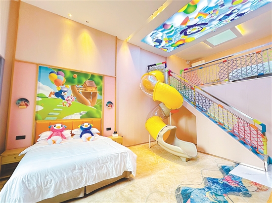 巴貝高比比企鵝親子酒店親子房內(nèi)設有旋轉(zhuǎn)滑梯。